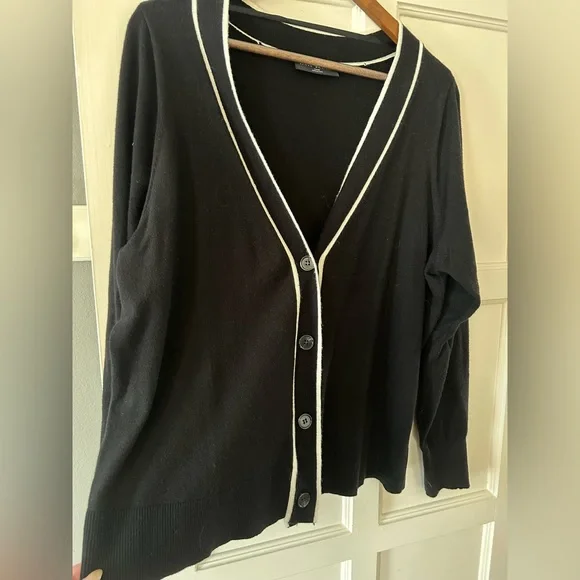 ✨ HP! ✨ Soft, Classic Black & Cream Cardigan - Picture 3 of 3